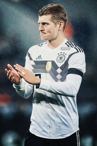 Toni Kroos: The Maestro of Midfield 🎶⚽