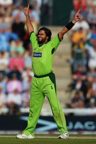 Shahid Afridi: The Cricketing Legend in Action! 🏏✨