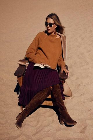 Maria Sharapova: A Moment of Relaxation on the Beach 🌊📖