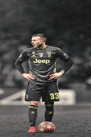 Fede Bernardeschi: The Juventus Star in Action ⚽️✨