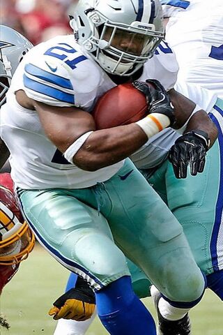 Ezekiel Elliott: The Powerhouse on the Field! 🏈💪