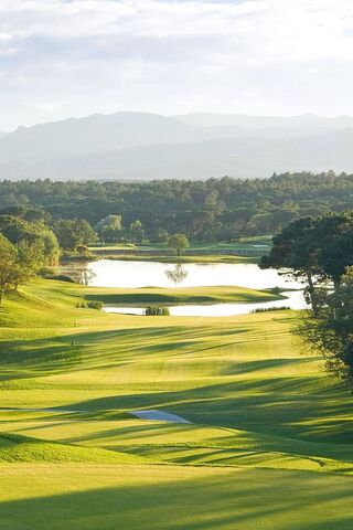 Serenity on the Greens: A Golf Paradise ⛳🌄