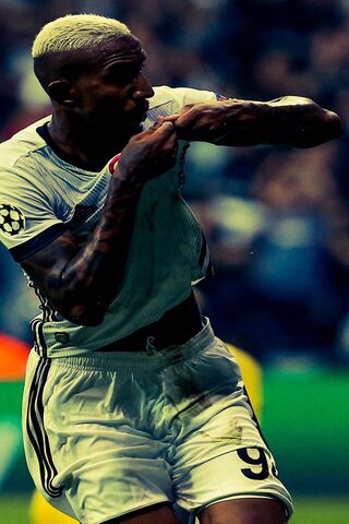 Celebrating Victory: Anderson Talisca's Passion on the Field ⚽️🔥