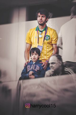 Moments of Joy: A Legend and His Little Fan ⚽❤️