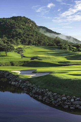 Serenity on the Greens: A Golf Paradise ⛳🌄