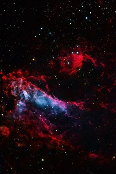 Nebulosa de color rojo oscuro