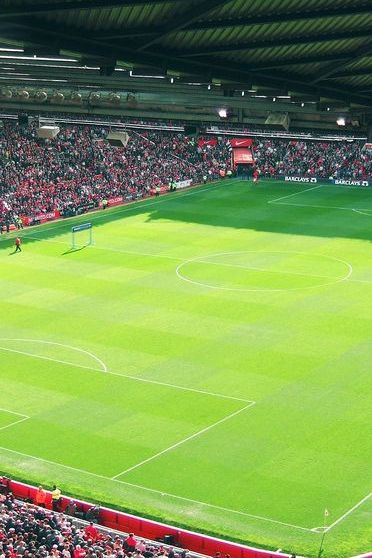 Hình nền Old Trafford là một cách tuyệt vời để thể hiện sự yêu thương của bạn với CLB Manchester United. Nó là sự kết hợp tuyệt vời giữa một bức tranh đẹp và niềm đam mê cho đội bóng.