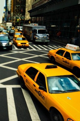 टैक्सी पिकिंग अप यात्रियों
