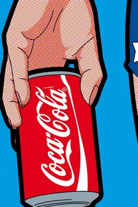 Wonder Women Memegang Coca Cola
