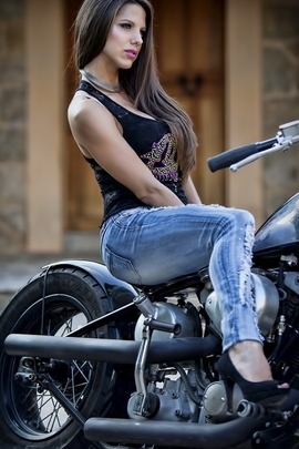 Девушка в мотоцикле
