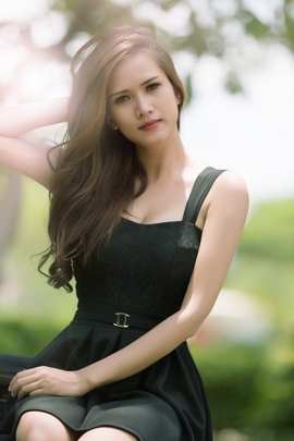 Brunette Beauty in Nature 🌿✨