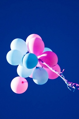 Latające balony w błękitne niebo