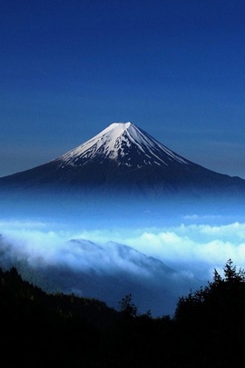 Sự thanh thản uy nghi: Sự ôm ấp của một ngọn núi 🌄✨