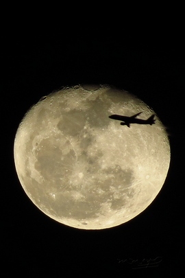القمر و الطائرة.