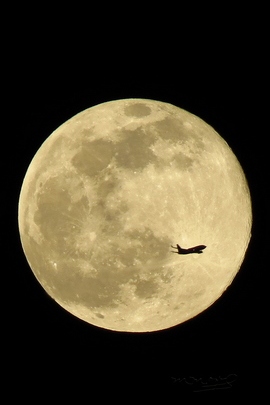 月亮和飞机。