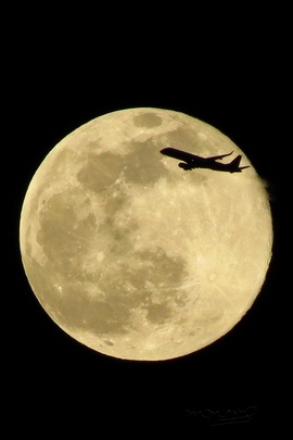Mond und Flugzeug.