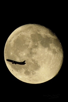 Місяць і літак.