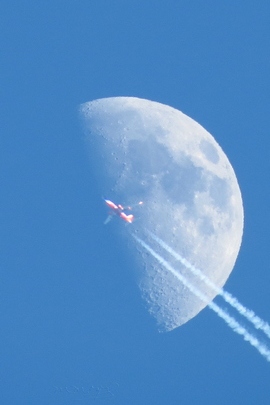 القمر و الطائرة.