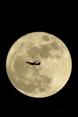 Księżyc i samolot.