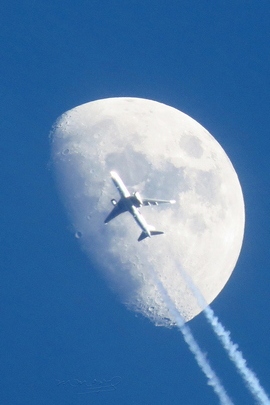 Lune et avion.