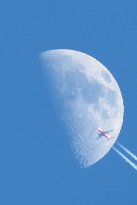 Mond und Flugzeug.