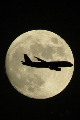 Луна и самолет.