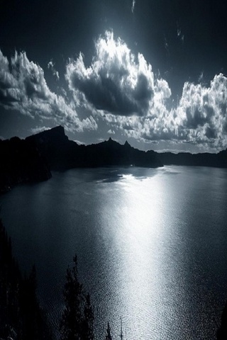 Nubes del lago nocturno
