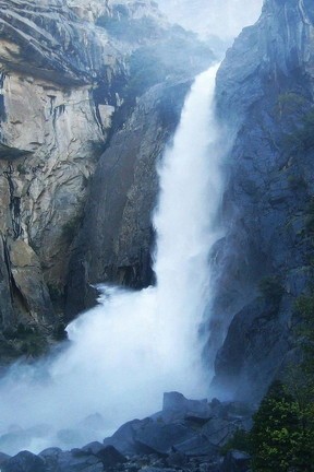 Felsen und Wasserfall