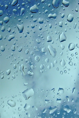 Goccia d'acqua di giorno piovoso su vetro