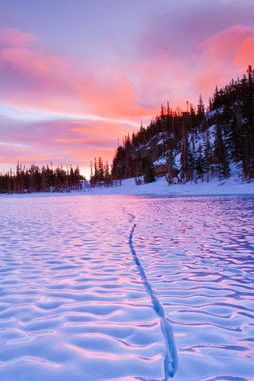 Coucher de soleil sur un lac gelé