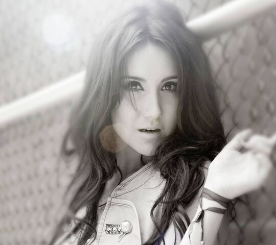 Dulce Maria Wallpaper - Download to your mobile from PHONEKY