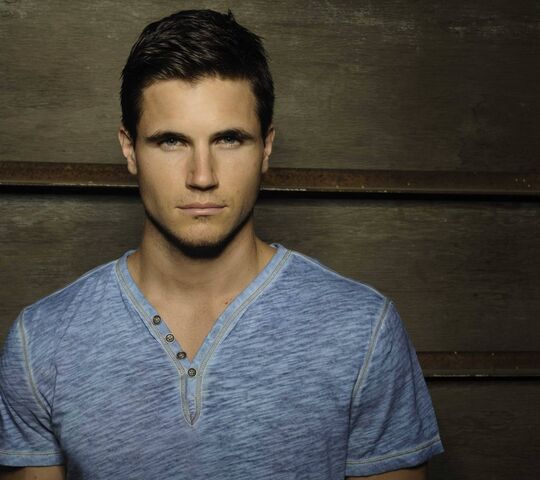Robbie Amell Wallpaper - Download to your mobile from PHONEKY