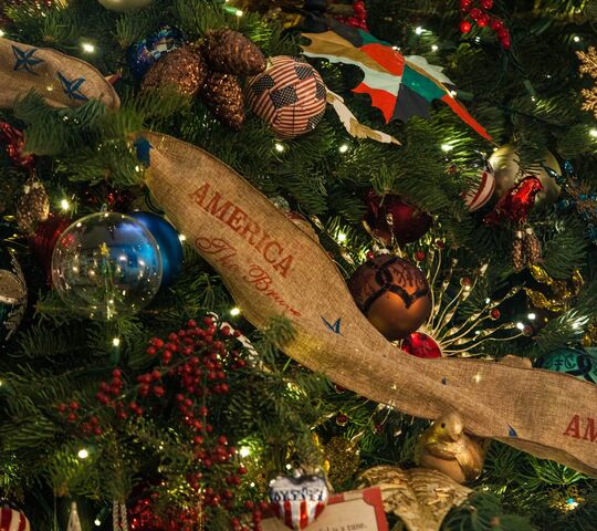 Christmas Tree Sash Wallpaper - Download to your mobile from PHONEKY