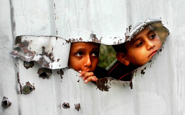Crianças palestinas são vistas