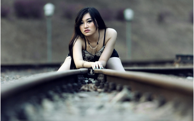 Girl On The Rails Wallpaper - Download to your mobile from PHONEKY