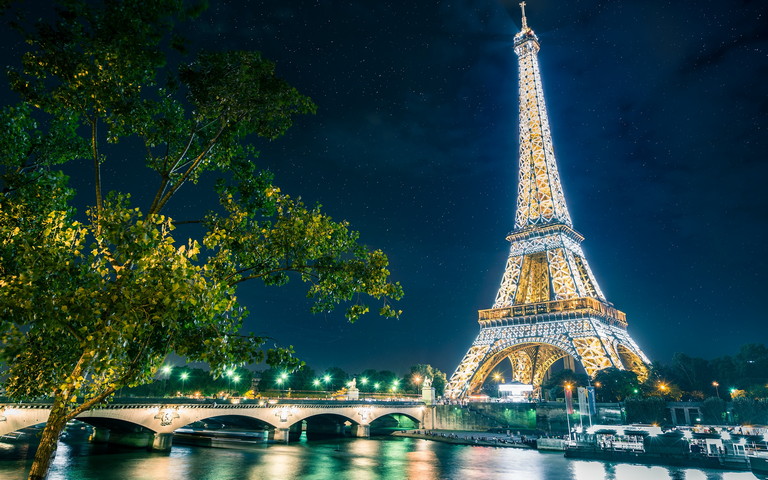 Tháp Eiffel Thắp sáng: Bạn đã bao giờ mong muốn cùng dải ánh sáng lung linh trên Tháp Eiffel khoe sắc hay chia sẻ với bạn bè bức ảnh tuyệt đẹp của mình trong lúc này chưa? Khám phá những khoảnh khắc đẹp nhất khi Tháp Eiffel được thắp sáng, bạn sẽ hụt hồn trước sắc hoa đầy màu sắc neon vừa trẻ trung vừa cổ kính.