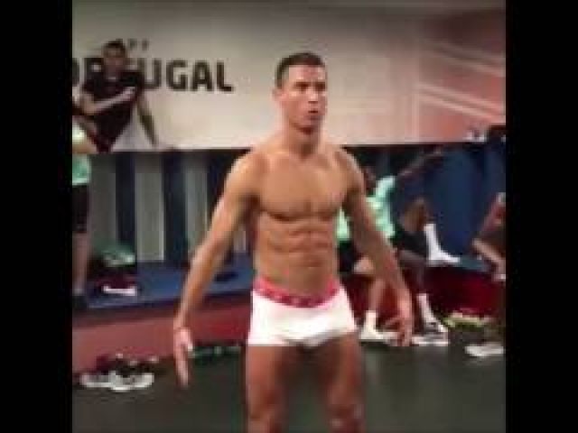 Cristiano Ronaldo & Portugal Does The Mannequin Challenge