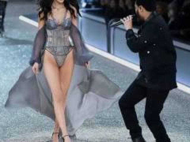 The Weeknd & Bella Hadid - Starboy Live at Victoria's Secret Fashion Show 2016