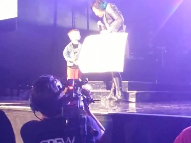 Grant -proposing- to Demi Lovato on stage !