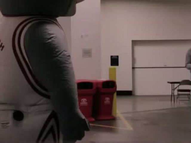 Houston Rockets mascot pranks players after practice