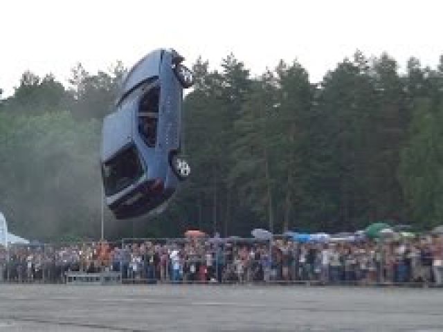 Must see: Flying cars stunt show in Vilnius (World record)