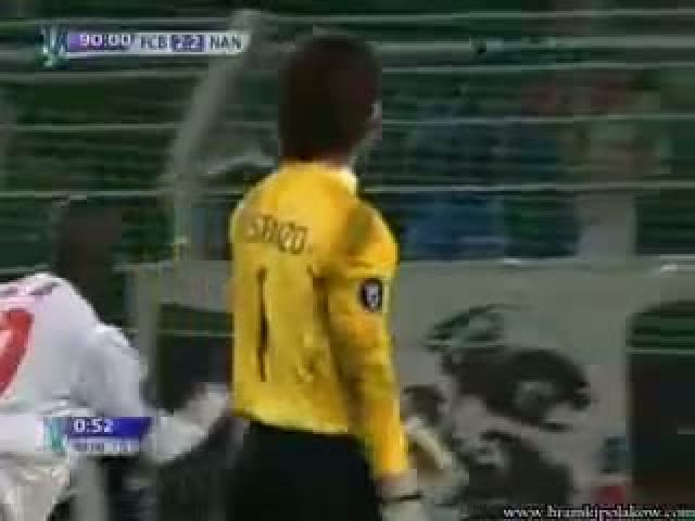 Amazing defender become goalkeeper and saves the penalty!