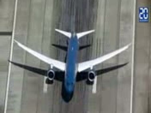 Takeoff of a Boeing almost at right angles