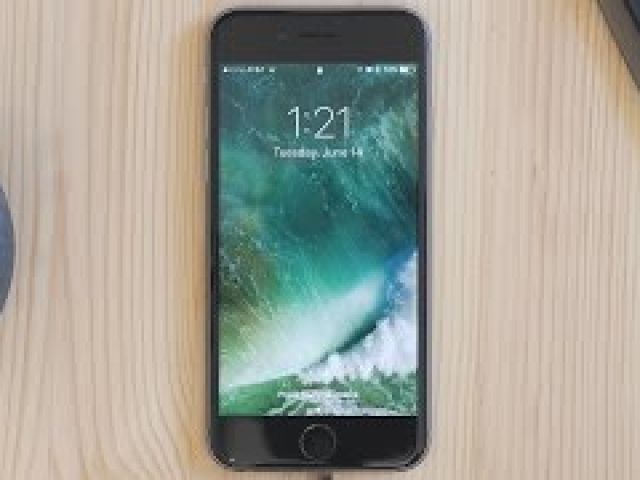 iOS 10's Overhauled Lock Screen!