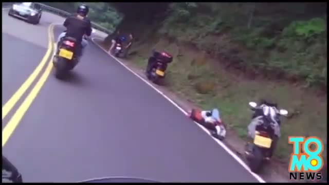 Taiwan scooter rider hits wall while gawking at hot girl
