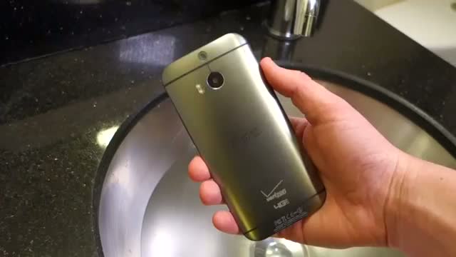 Can the new HTC One M8 swim?